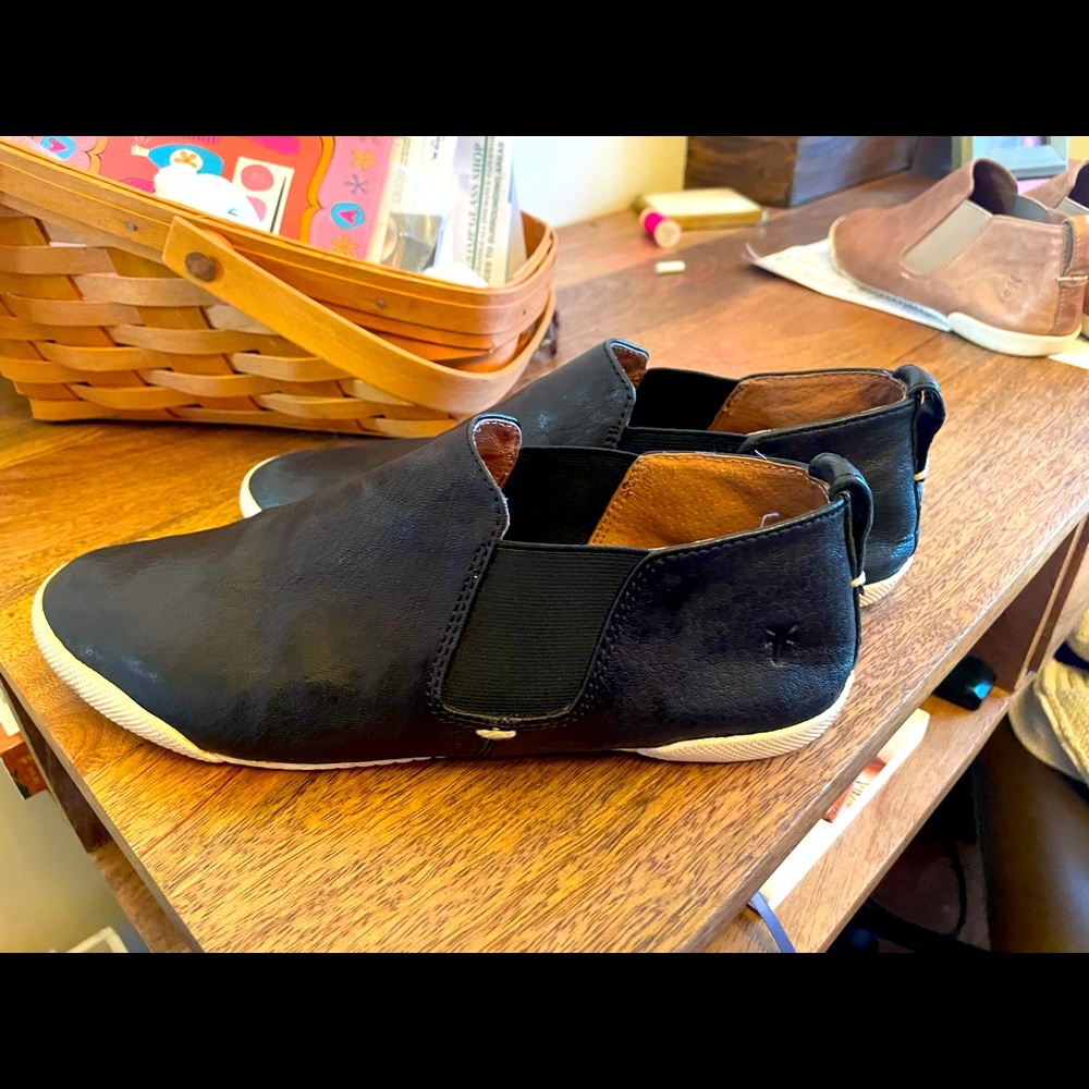 Frye Melanie Chelsea Slip On Vintage/Distressed Loafer size 7